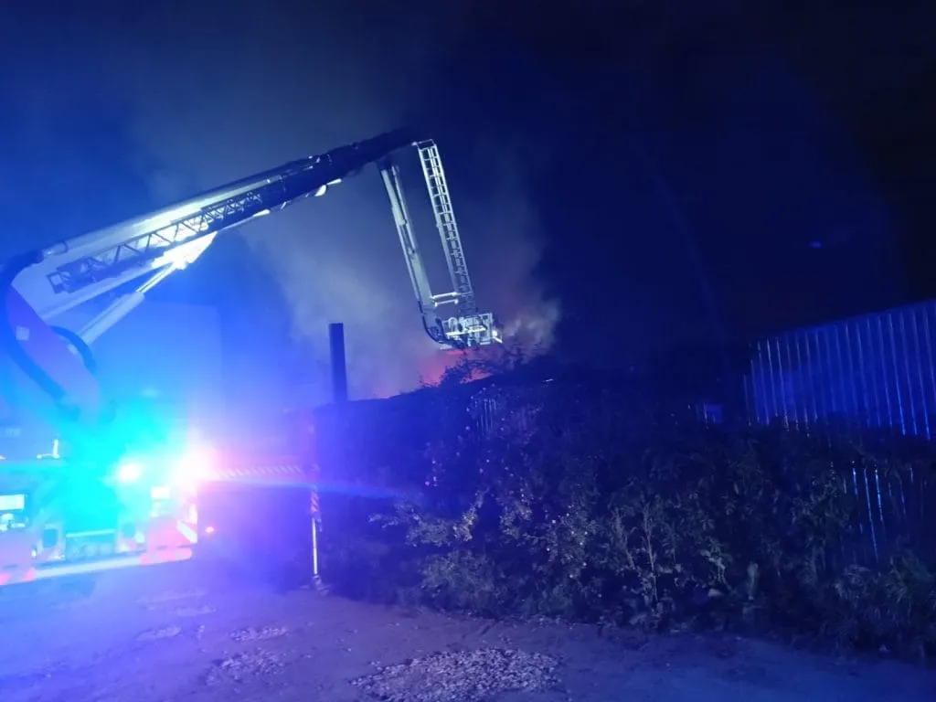 Incendiu violent în zona CFR Palas – foto 2