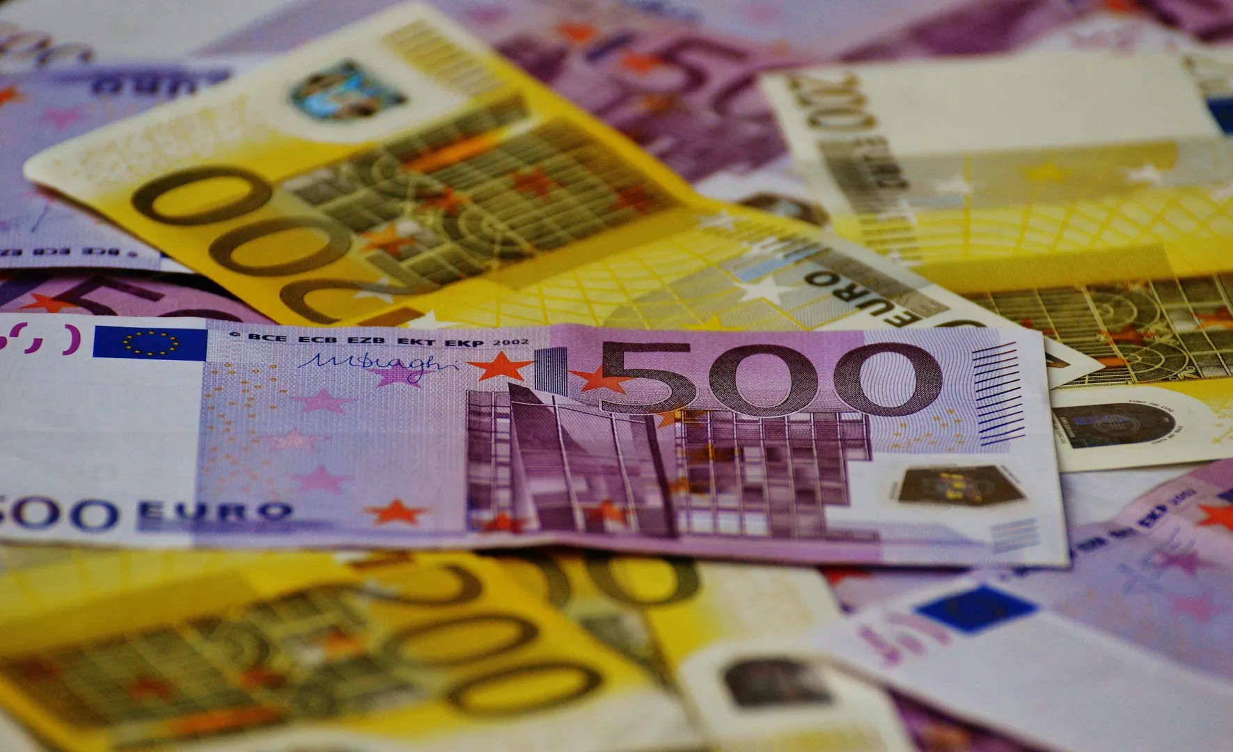 Efect de bumerang, după alegeri: Euro, la un nivel istoric, de 5,03 lei