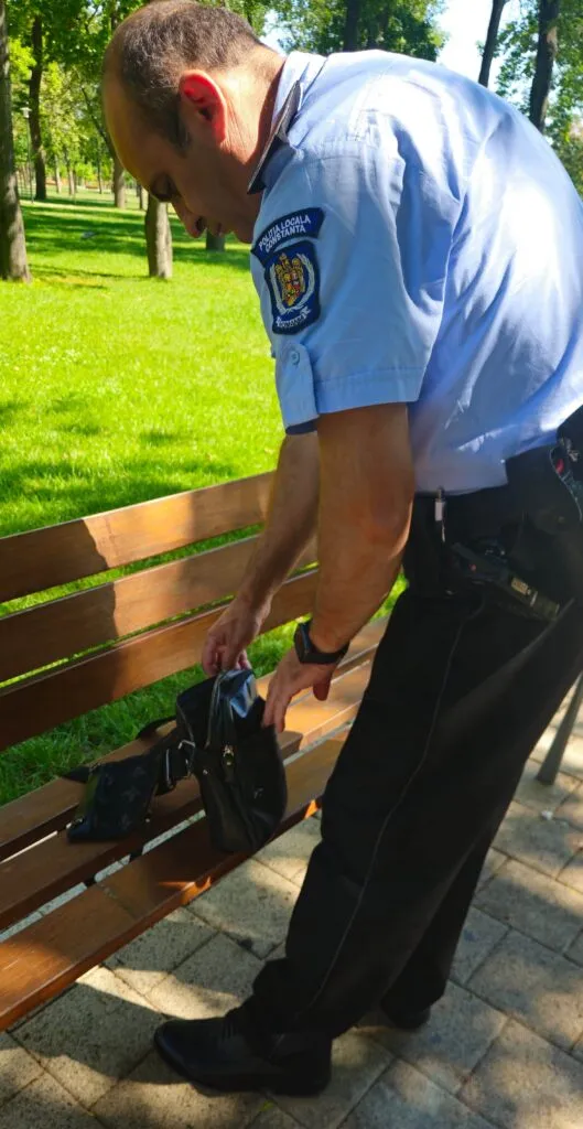 Borsetă cu bani şi acte, găsită în Parcul Tăbăcăriei – foto 3