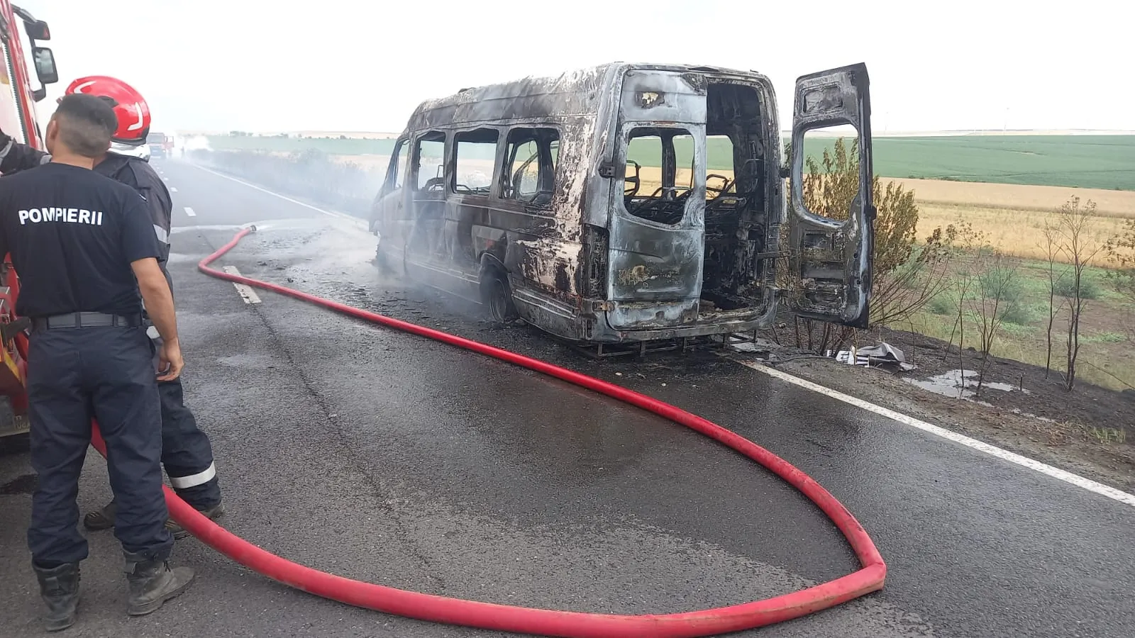 Un microbuz cu 20 de persoane la bord a luat foc pe DN 22, în județul Tulcea