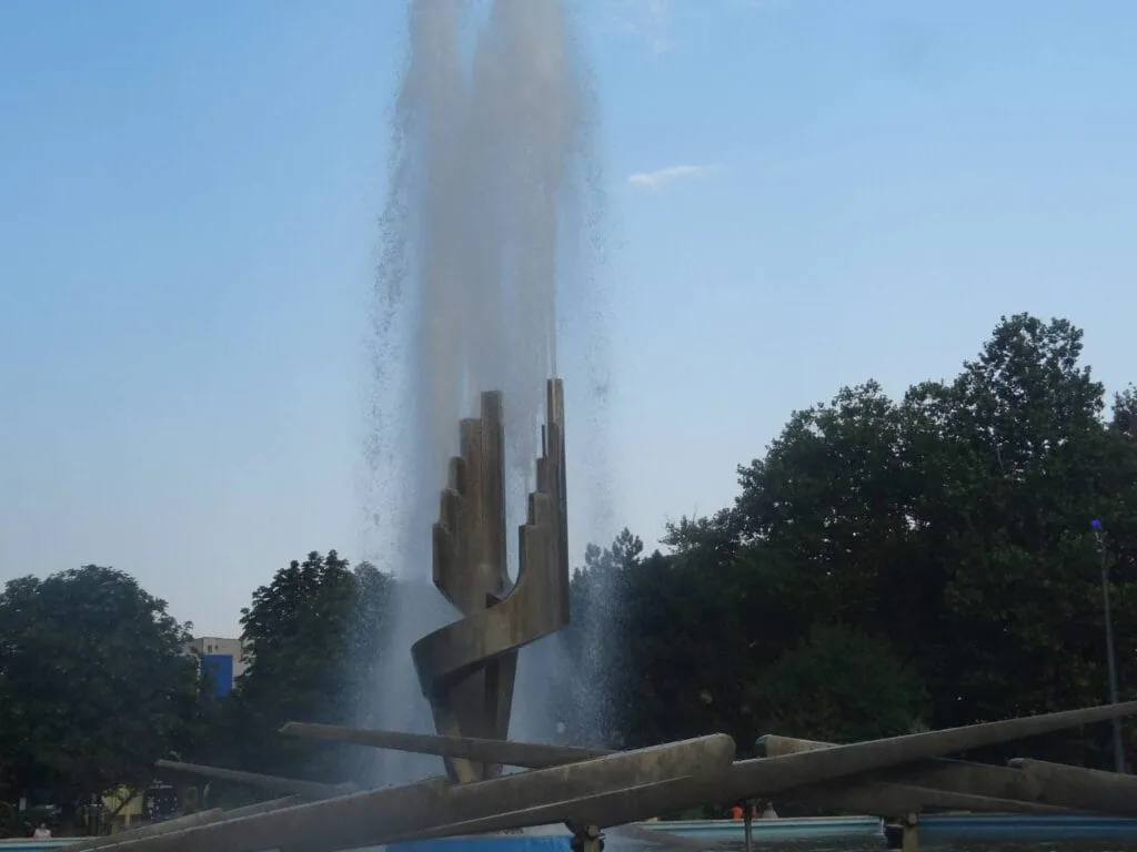 Avem băncuțe, avem verdeață, avem fântână arteziană, dar apă nu-i… Parcul de la Gară – sau cum ne dă iar cu virgulă în toiul verii (FOTO) – foto 4