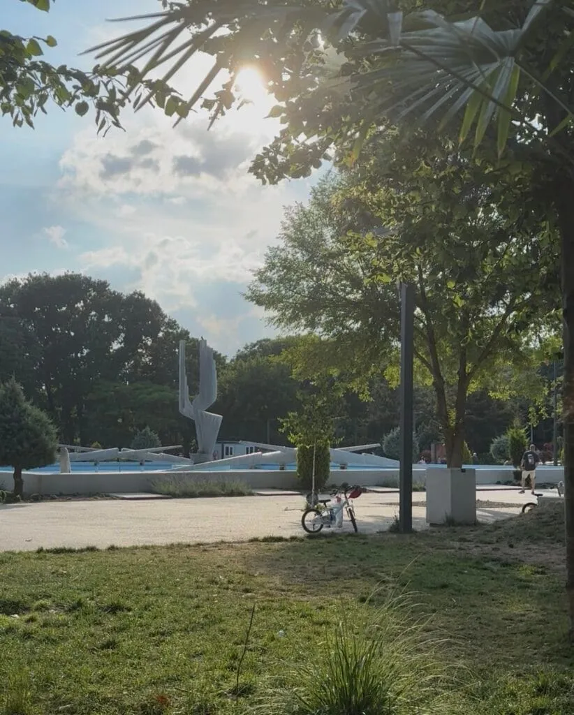 Avem băncuțe, avem verdeață, avem fântână arteziană, dar apă nu-i… Parcul de la Gară – sau cum ne dă iar cu virgulă în toiul verii (FOTO) – foto 8