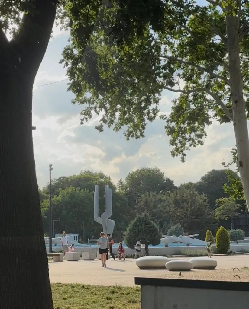 Avem băncuțe, avem verdeață, avem fântână arteziană, dar apă nu-i… Parcul de la Gară – sau cum ne dă iar cu virgulă în toiul verii (FOTO) – foto 2