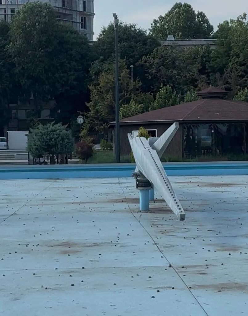 Avem băncuțe, avem verdeață, avem fântână arteziană, dar apă nu-i… Parcul de la Gară – sau cum ne dă iar cu virgulă în toiul verii (FOTO) – foto 11