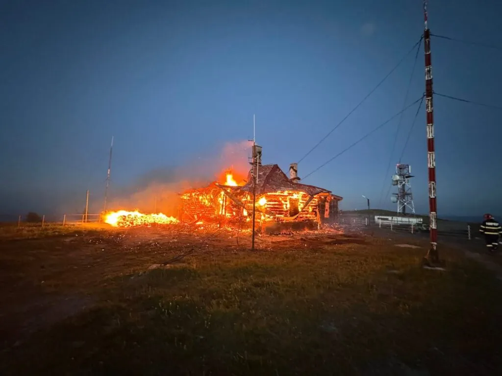 Staţia meteo Vlădeasa, distrusă de flăcări (FOTO) – foto 3