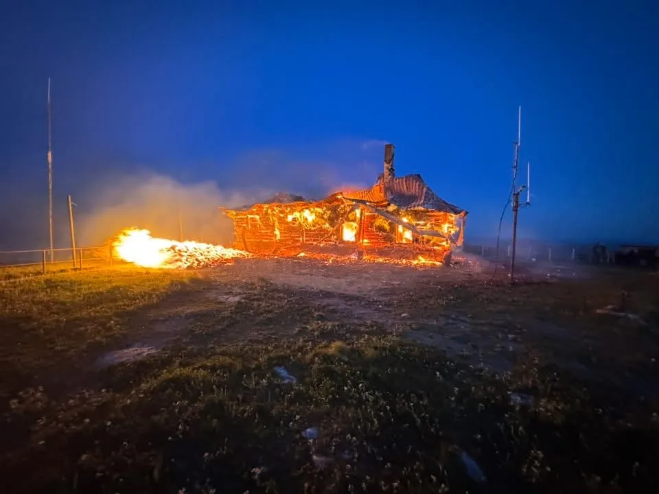 Staţia meteo Vlădeasa, distrusă de flăcări (FOTO) – foto 4