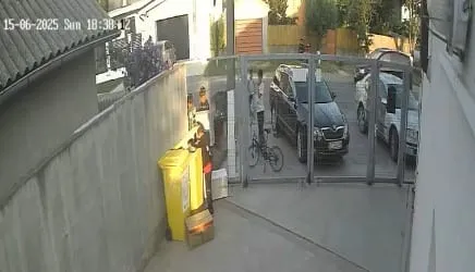 Minor surprins de camerele de supraveghere în timp ce escaladează gardul unei gospodării, în căutare de PET-uri