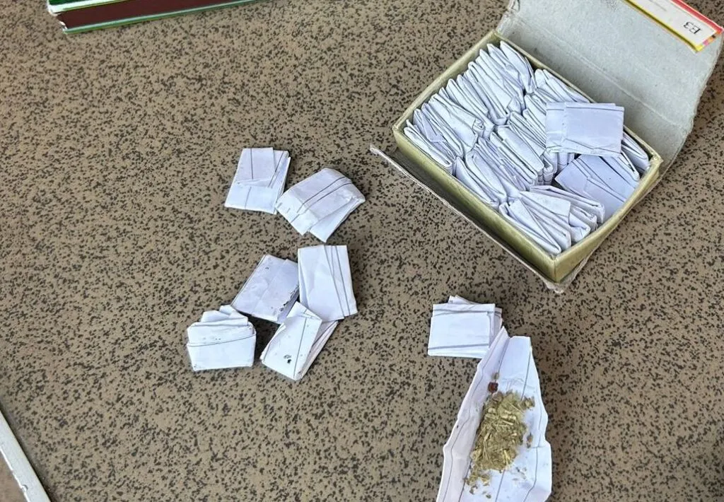 Substanțe interzise și țigări de contrabandă, descoperite de polițiștii locali în Constanța – foto 3