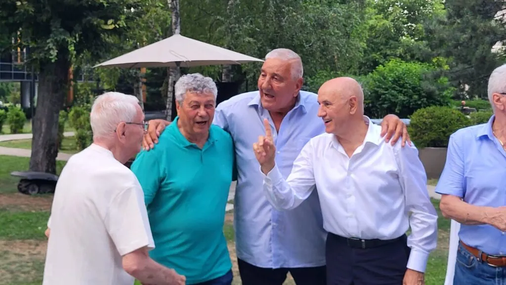 Mircea Lucescu împlinește astăzi 80 de ani. Drept cadou, Șahtior Donețk i-a trimis ieri statuia în România (FOTO) – foto 2