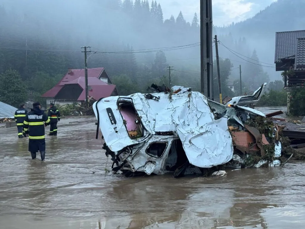 Prăpăd după furtuni, în mai multe județe: Un mort, case prăbușite sau inundate și copaci căzuți peste mașini – foto 3