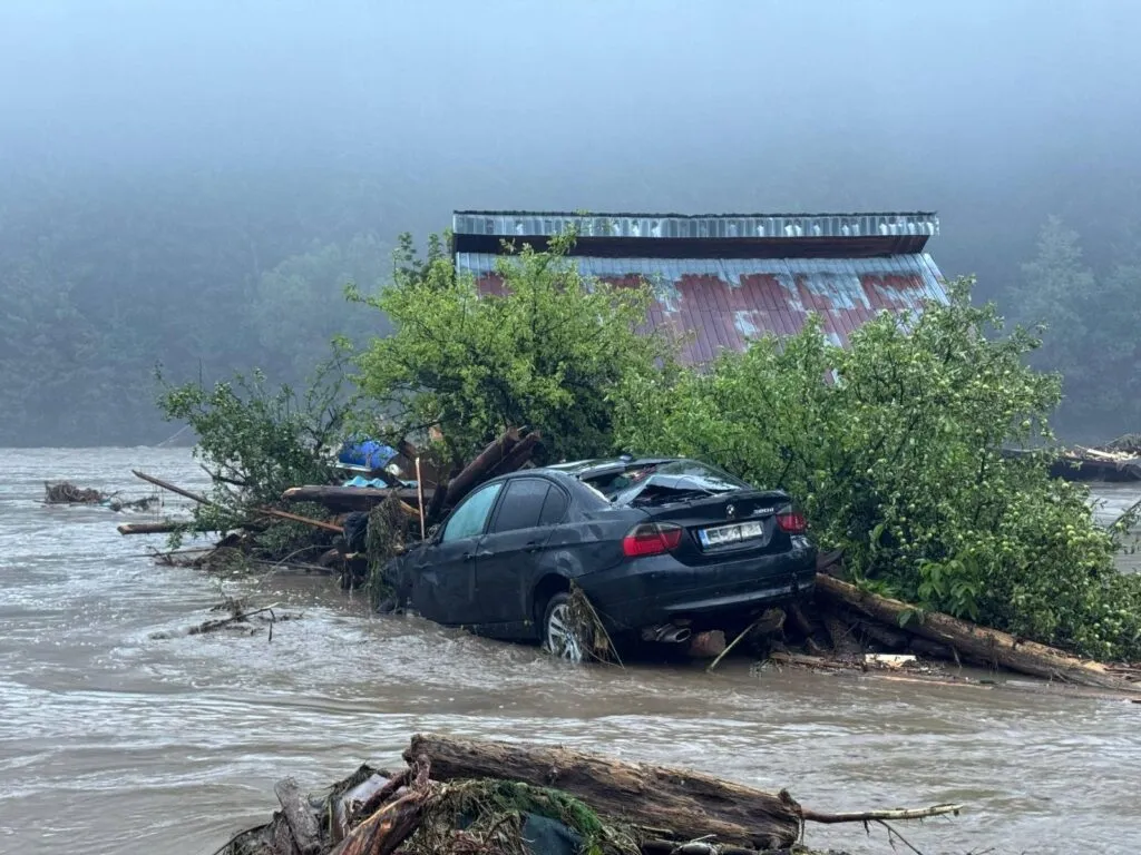 Prăpăd după furtuni, în mai multe județe: Un mort, case prăbușite sau inundate și copaci căzuți peste mașini – foto 5