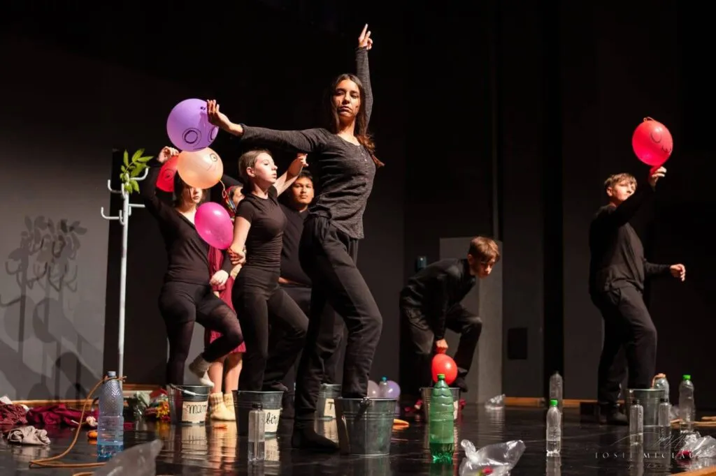 Copiii din Năvodari, premiați pe scena Festivalului Național de Teatru pentru Elevi „Cezara”  – foto 2