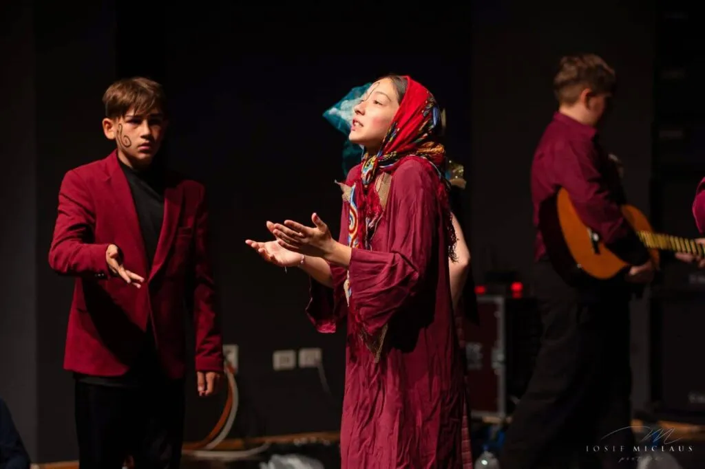 Copiii din Năvodari, premiați pe scena Festivalului Național de Teatru pentru Elevi „Cezara”  – foto 3