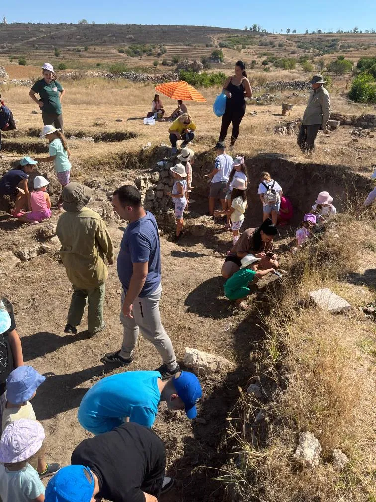 „Arheolog pentru o zi”, la situl „Tropaeum Traiani” din Adamclisi – foto 2