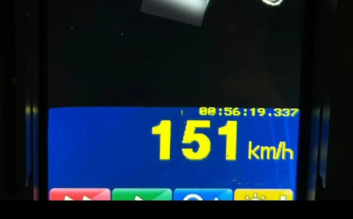 În oraș, mai ceva ca pe autostradă. Vitezoman de 20 de ani, prins gonind cu 151 km/h