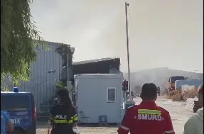 Ce a rămas în urma incendiului de la Dragonul Roșu?! 10 autospeciale de stingere sunt încă la fața locului