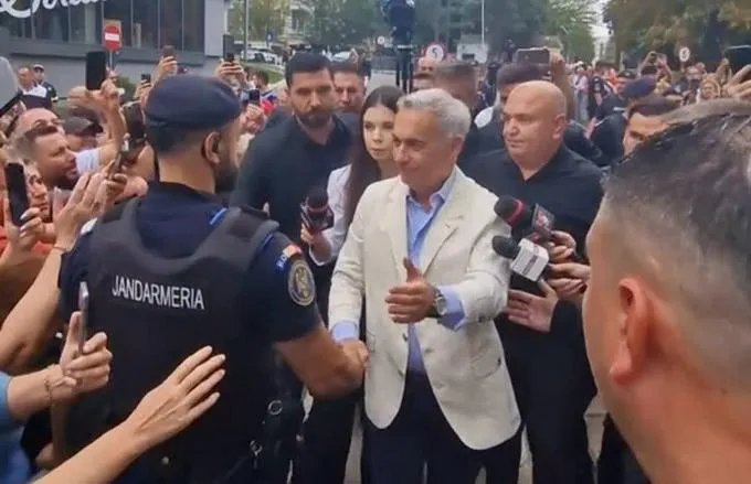 Călin Georgescu, la IPJ Ilfov. Unul dintre susținătorii săi, amendat de jandarmi