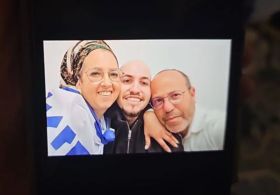 Din nou liberi, după doi ani sub teroare: Ostatici israelieni, alături de cei dragi, după mai bine de 730 de zile de captivitate – foto 4