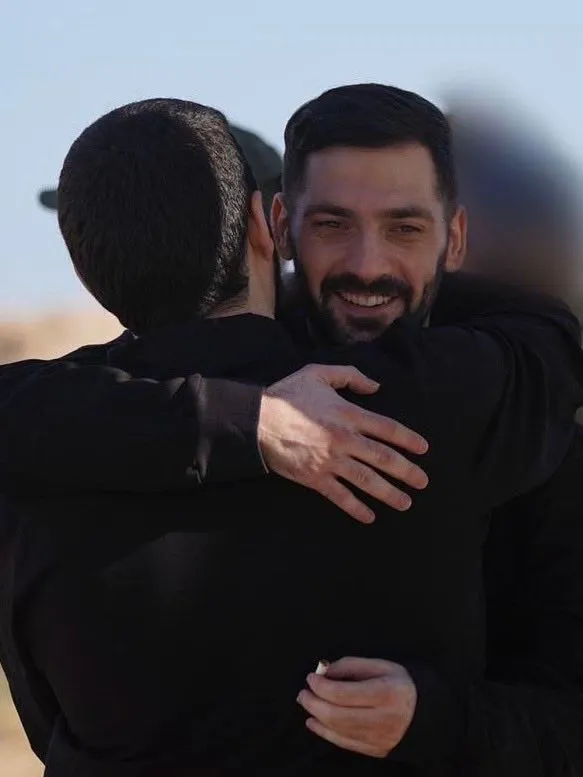 Din nou liberi, după doi ani sub teroare: Ostatici israelieni, alături de cei dragi, după mai bine de 730 de zile de captivitate – foto 2