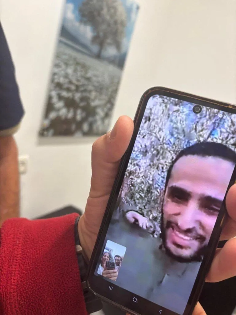 Din nou liberi, după doi ani sub teroare: Ostatici israelieni, alături de cei dragi, după mai bine de 730 de zile de captivitate – foto 3