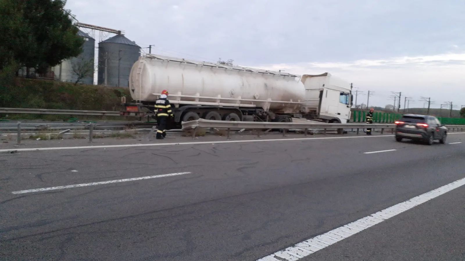 Autocisternă intrată în parapet, pe A2