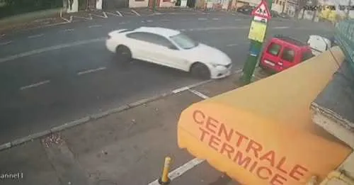 Poliţistul care a făcut două accidente soldate cu trei răniți şi a fugit de la locul faptei este cercetat penal