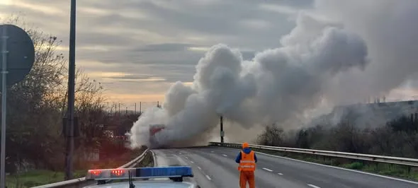 Incendiu pe Autostrada Soarelui. Trafic blocat spre București, în zona Fetești – foto 4