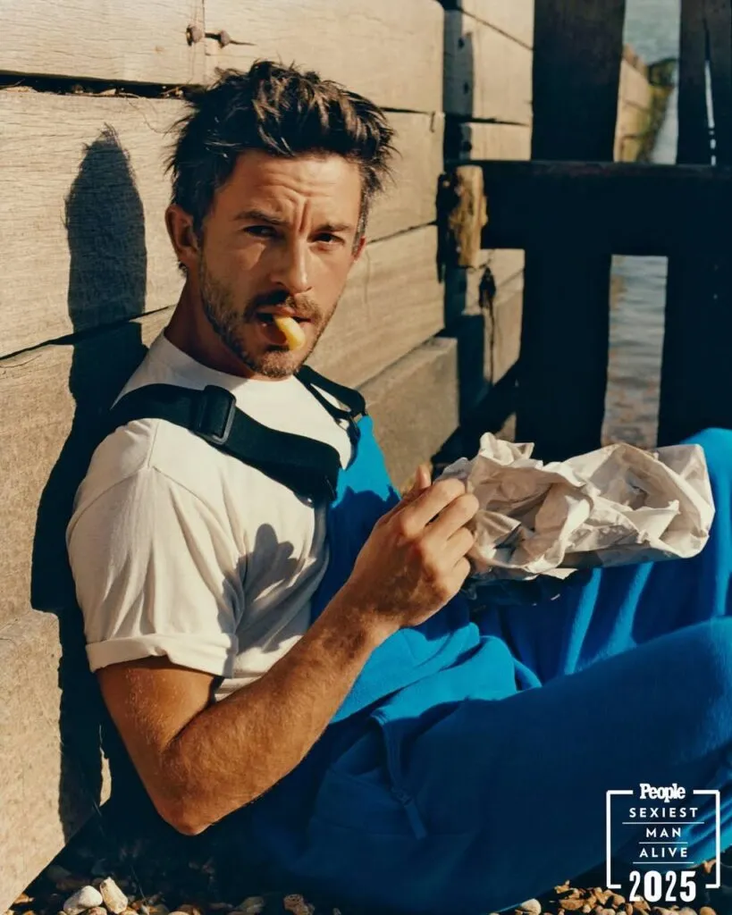 Jonathan Bailey, desemnat cel mai sexy bărbat al anului 2025  – foto 2