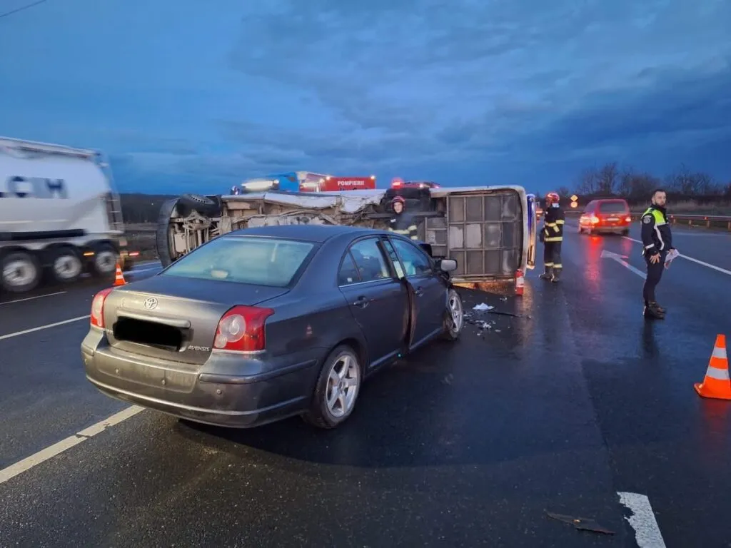 UPDATE: Microbuz răsturnat pe DN1, în județul Sibiu. A fost activat planul roșu – foto 2