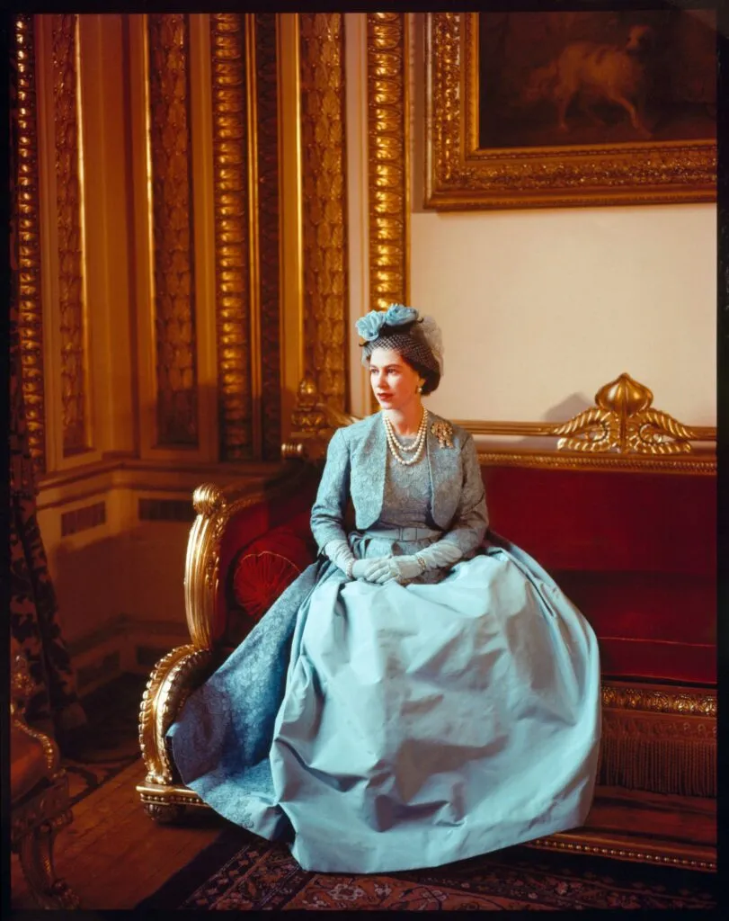 Stilul vestimentar inimitabil al reginei Elisabeta a II-a, tema unei expoziții la Londra – foto 2