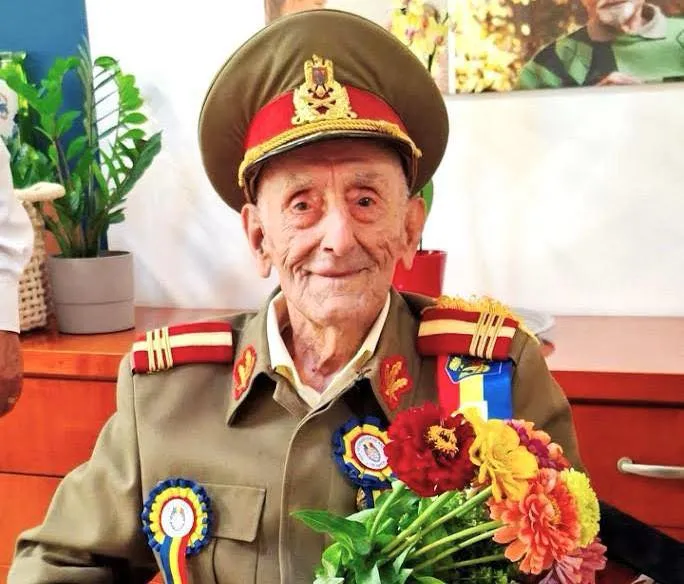 Veteran de război, în vârstă de 107 ani, decorat de preşedintele Nicuşor Dan cu ocazia Zilei Naționale – foto 2