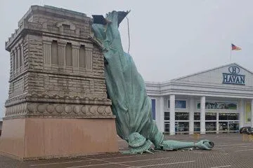 O replică a Statuii Libertății din Brazilia, doborâtă de vânt