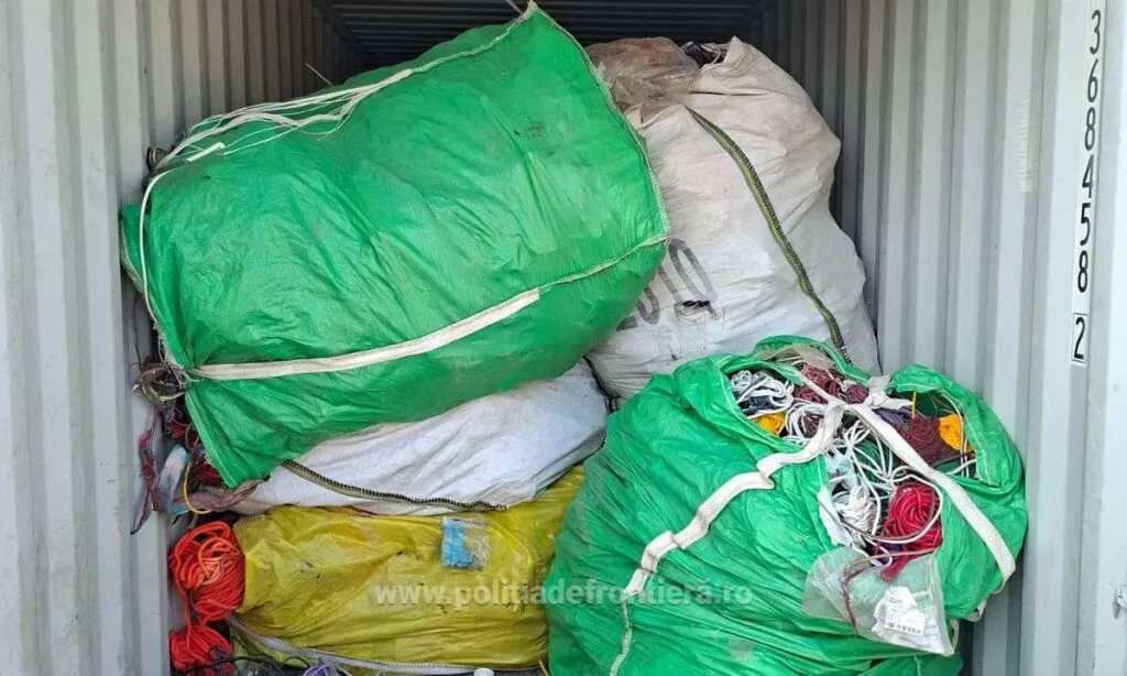 Containere încărcate cu aproximativ 40 tone deșeuri, depistate în Portul Constanța – foto 3