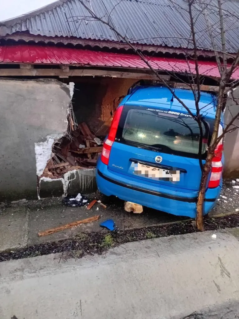 Cu mașina, în zidul unei case. La volan, un șofer băut (FOTO) – foto 2