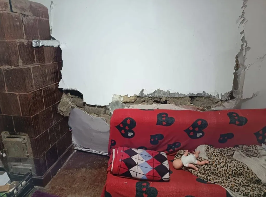 Cu mașina, în zidul unei case. La volan, un șofer băut (FOTO) – foto 3
