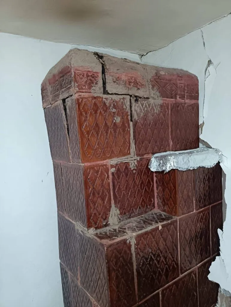Cu mașina, în zidul unei case. La volan, un șofer băut (FOTO) – foto 4