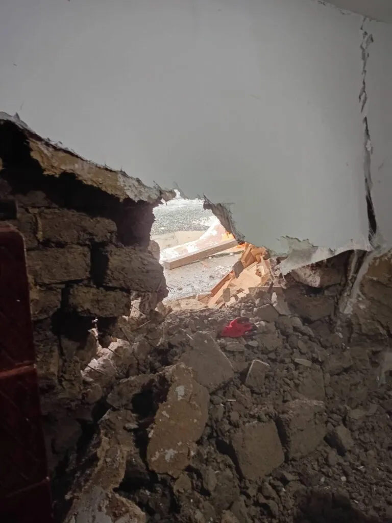Cu mașina, în zidul unei case. La volan, un șofer băut (FOTO) – foto 5