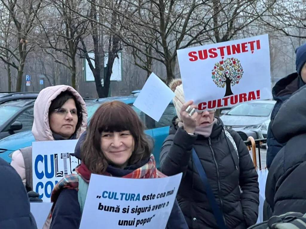 Angajații din instituțiile de cultură din Constanța continuă să protesteze în fața Ministerului Culturii, alături de colegii din țară – foto 4
