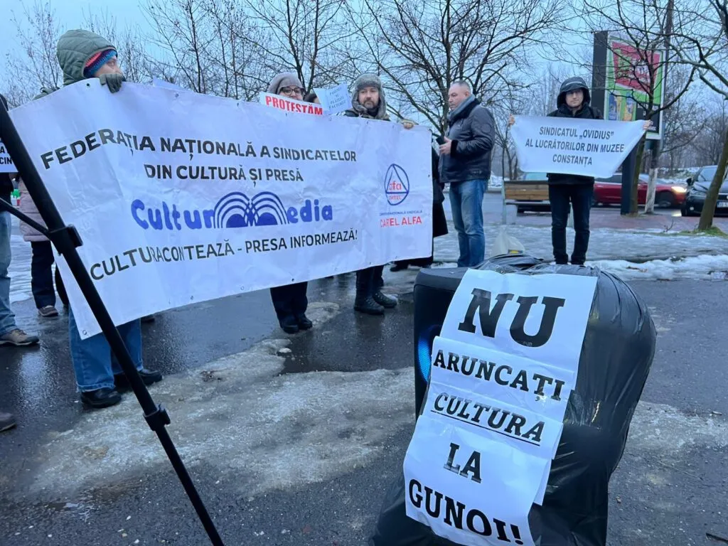 Angajații din instituțiile de cultură din Constanța continuă să protesteze în fața Ministerului Culturii, alături de colegii din țară – foto 2