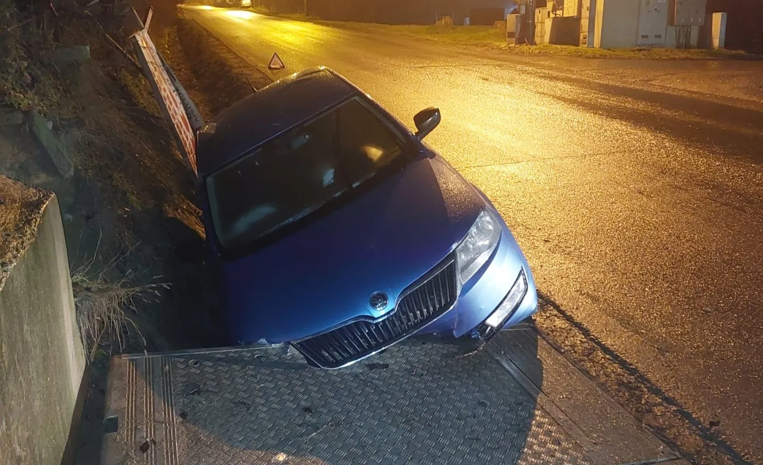 Alcool peste limită, direcție greșită. Cu 1,29 mg/l la volan, drumul s-a terminat în șanț