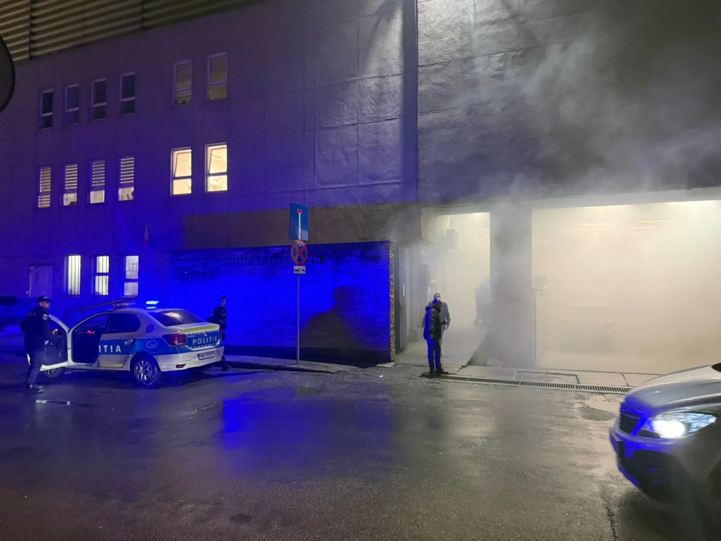 Incendiu în parcarea subterană a Tomis Mall din Constanța. O mașină a luat foc