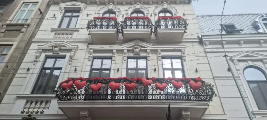 Februarie, luna în care vitrinele vorbesc despre iubire – foto 2