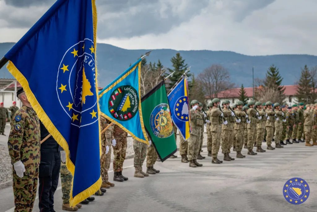 Militarii români, recompensaţi cu medalia UE pentru Politica de Securitate şi Apărare Comună (FOTO) – foto 3