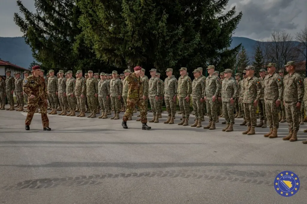 Militarii români, recompensaţi cu medalia UE pentru Politica de Securitate şi Apărare Comună (FOTO) – foto 2