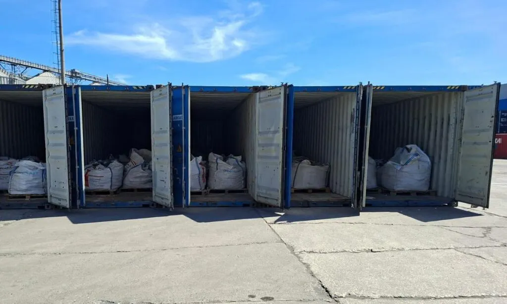165 de tone de deșeuri aduse din Algeria drept „marfă” pentru o firmă din România, depistate în Portul Constanța – foto 2
