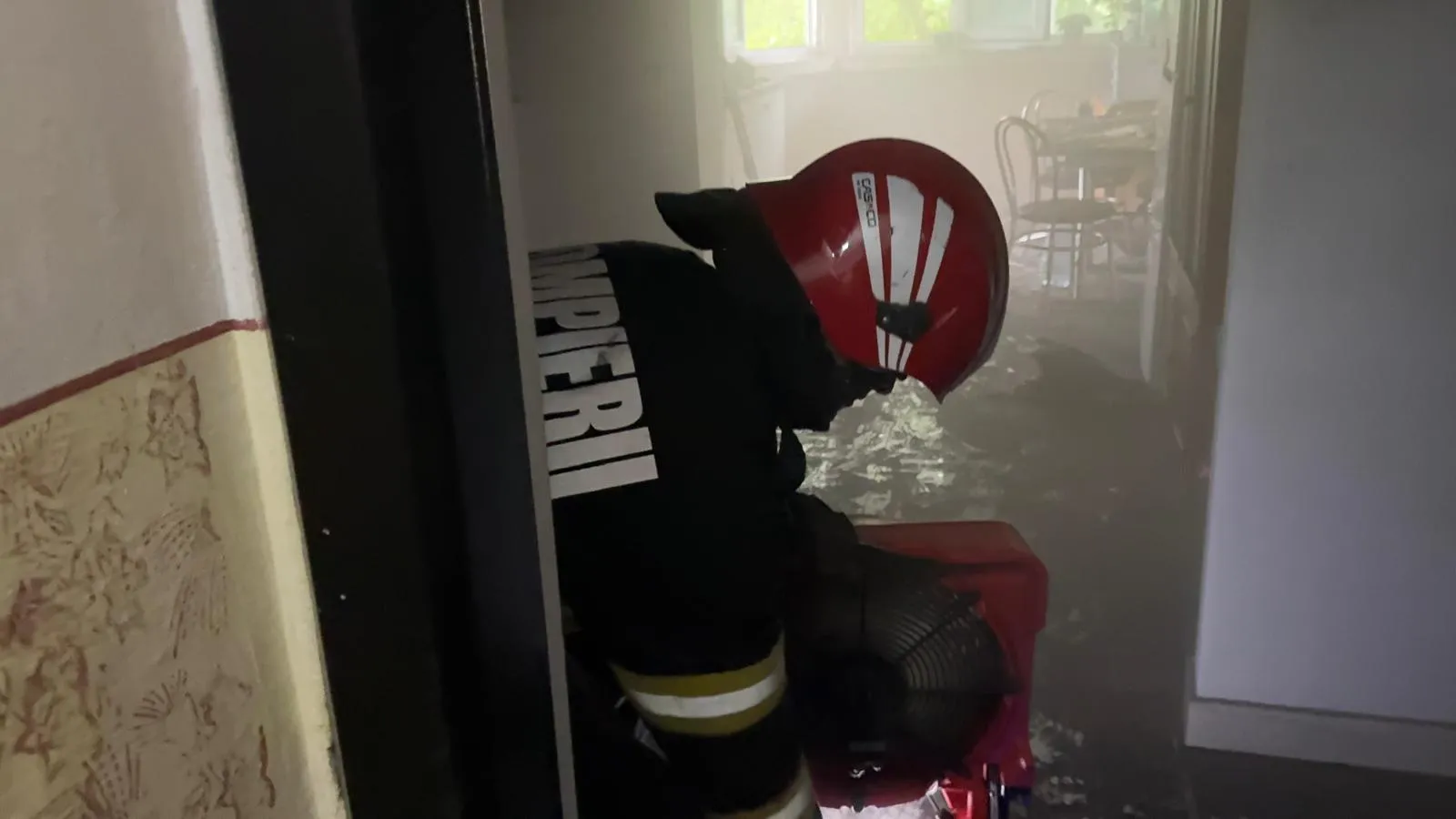 Incendiu într-un apartament din Tulcea. O femeie a ajuns la spital