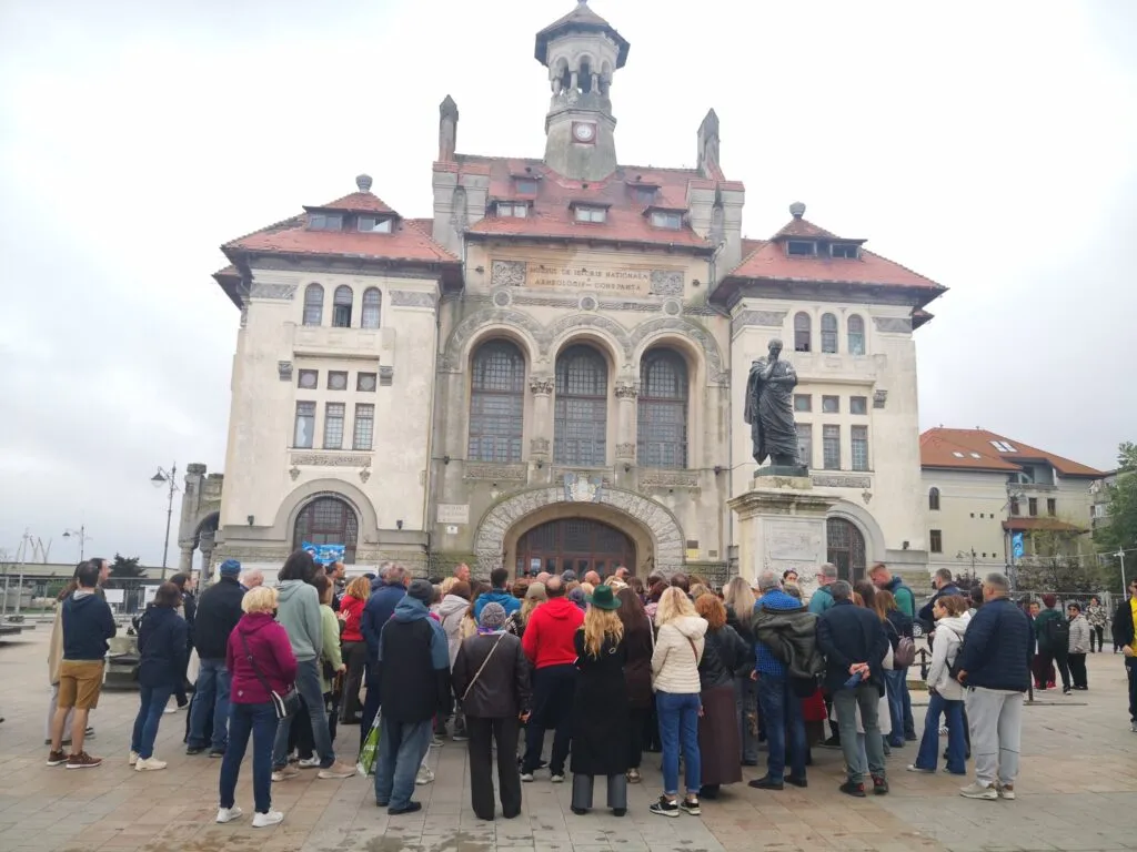 Număr impresionant de participanți la turul ghidat „Constanța regală”, organizat de MINAC cu ocazia zilei de 10 Mai (FOTO) – foto 2