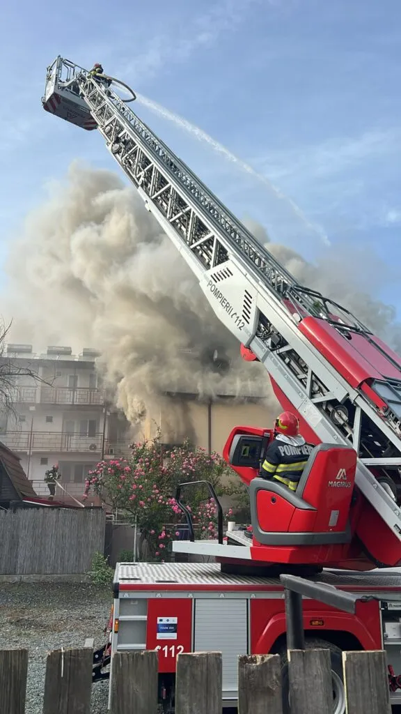 UPDATE: Pensiune cuprinsă de flăcări în Costinești – foto 2