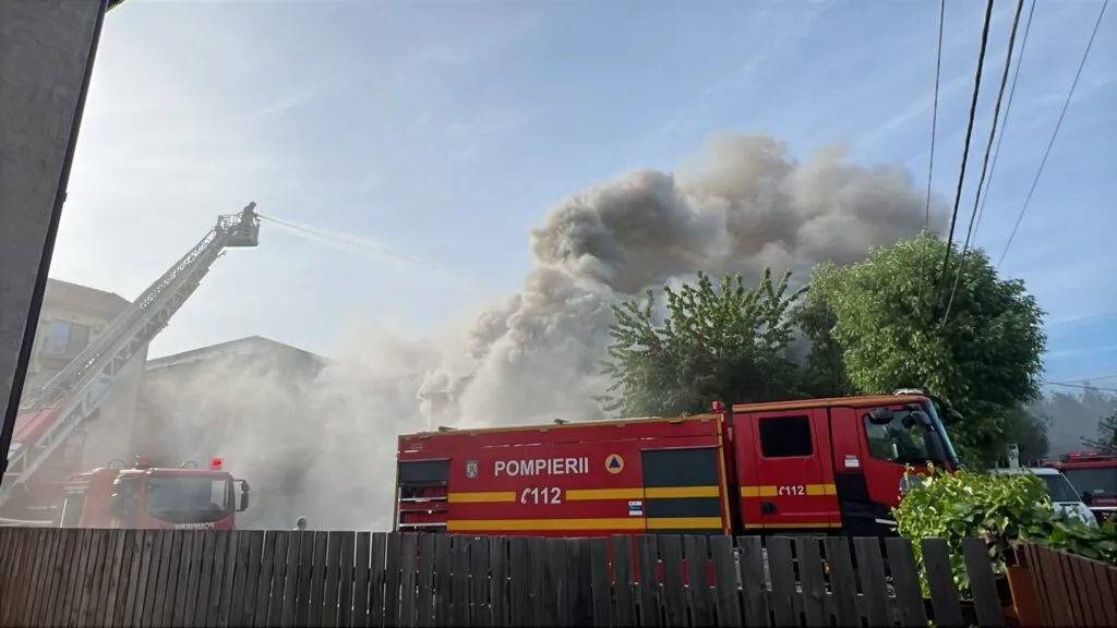 UPDATE: Pensiune cuprinsă de flăcări în Costinești – foto 3