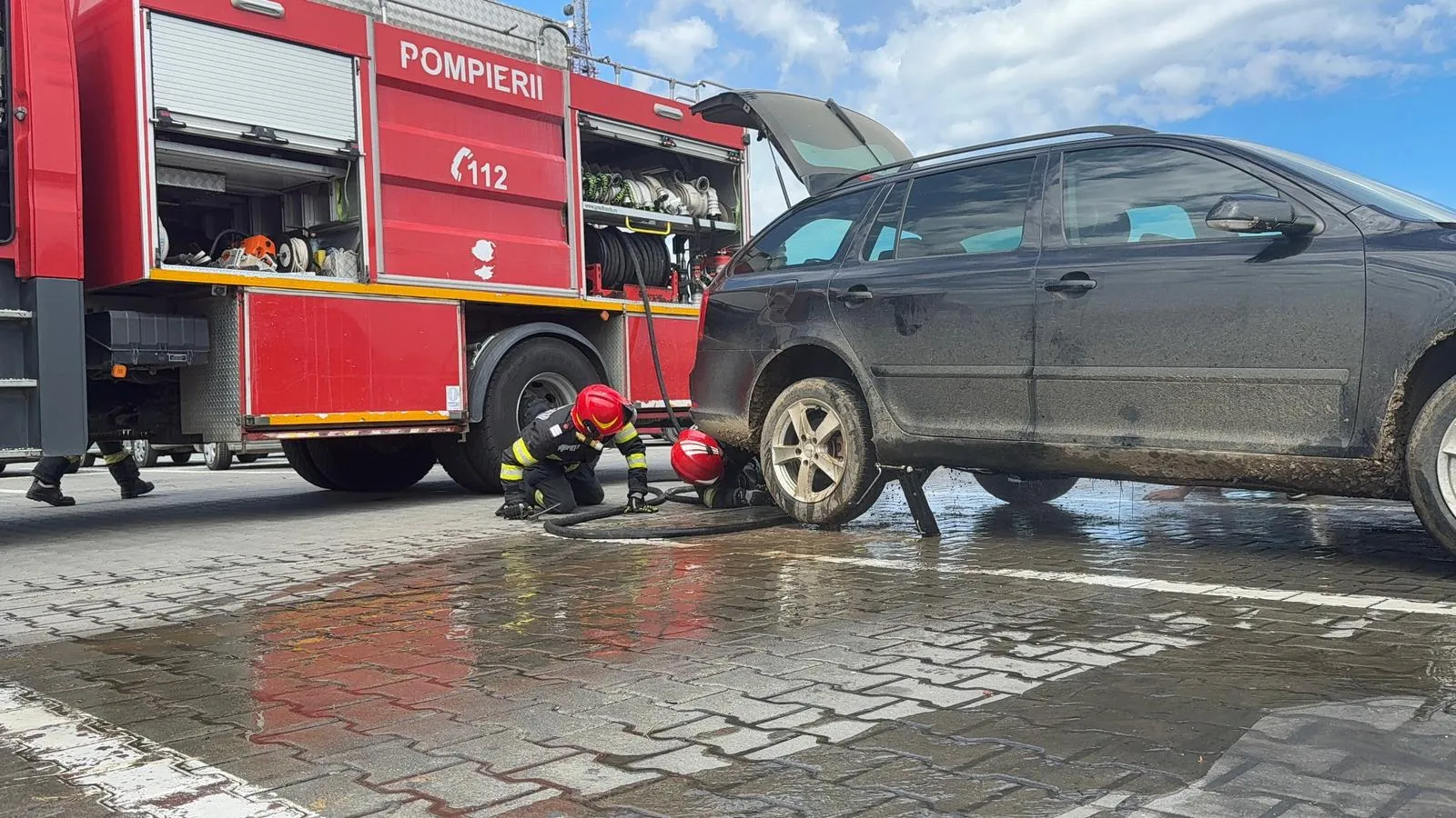 Incendiu la un autoturism, în parcarea unui supermarket din Tulcea
